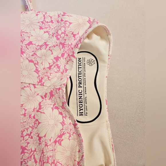 Vineyard, Vines Size S, Pink and White Floral Bodysuit One Piece - Picture 7 of 7